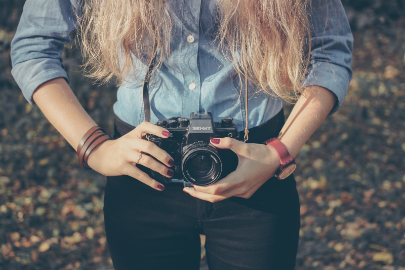 photographe-ROQUEBILLIERE-min_hand-person-girl-woman-camera-photography-614-pxhere.com